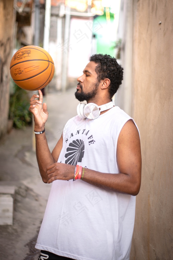 运动员手指旋转篮球图片