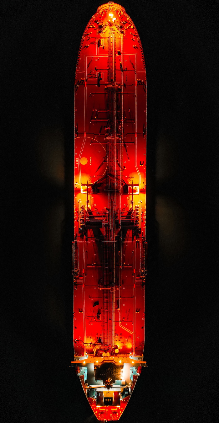 大型轮船夜景航拍图片