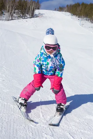 正在滑雪的小孩