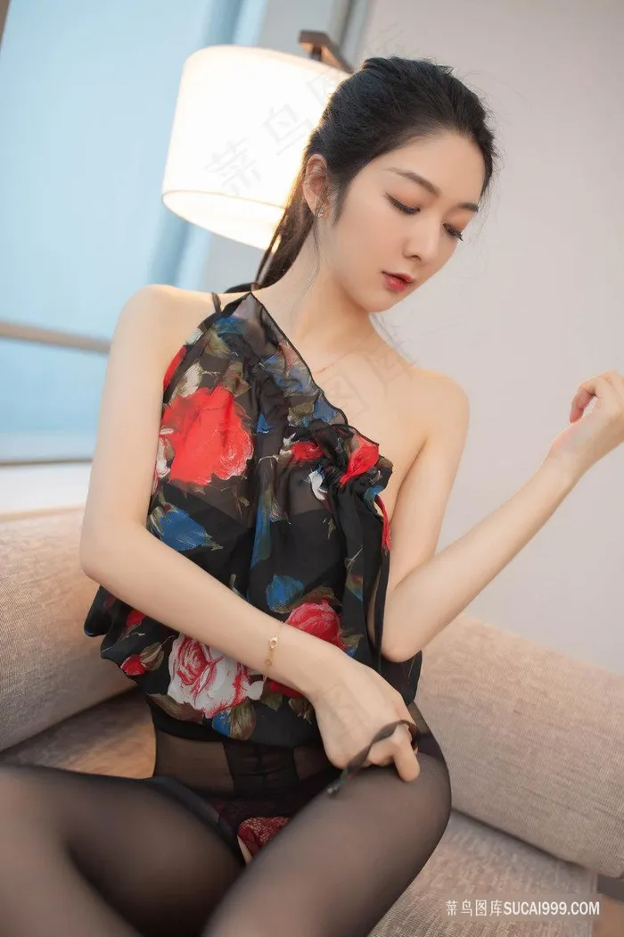 高清白嫩外围美女模特小热巴黑丝袜诱惑写真图片