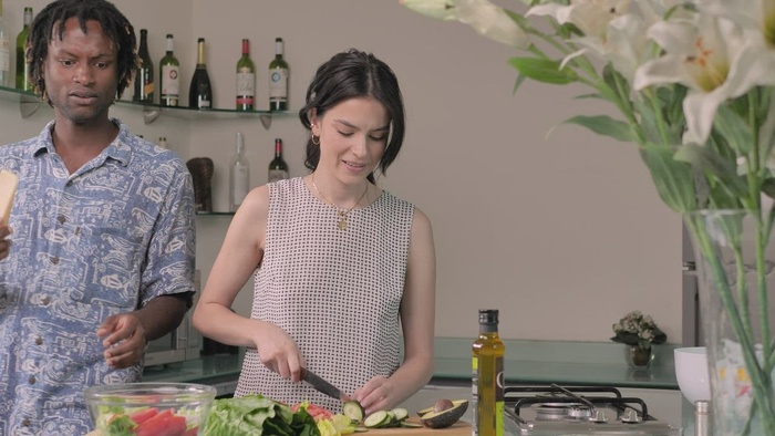 在家准备沙拉的夫妇