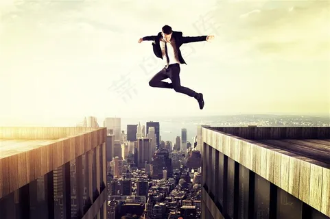 在城市里跳跃的男士图片欣赏