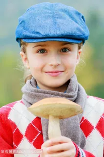 手拿蘑菇的国外小女孩