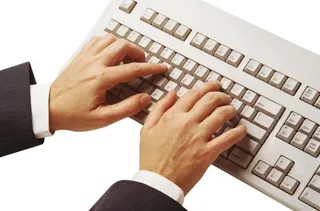 双手放在键盘上 PNG免抠