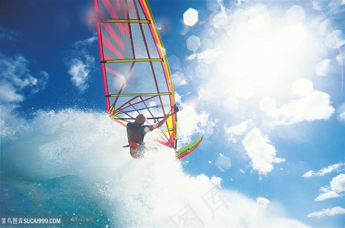 户外运动-海浪中的冲浪爱好者