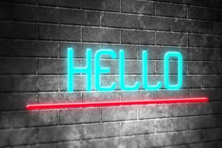 墙壁上发亮的字母