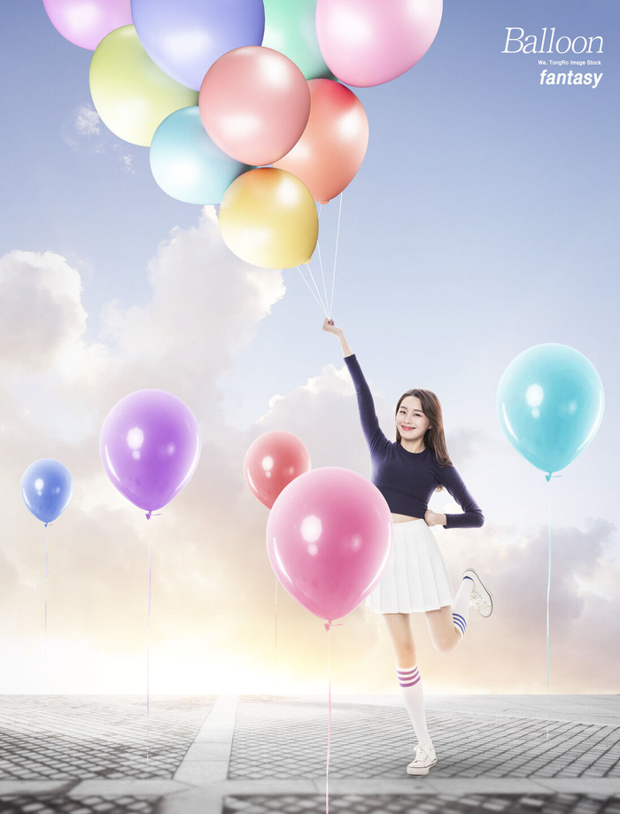 蓝天美女气球海报