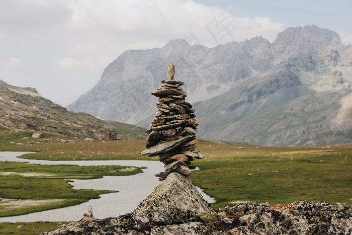 堆叠岩石块图片