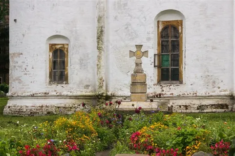 欧洲教堂花园十字架