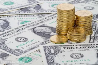 放在美钞上的金币高清摄影图片