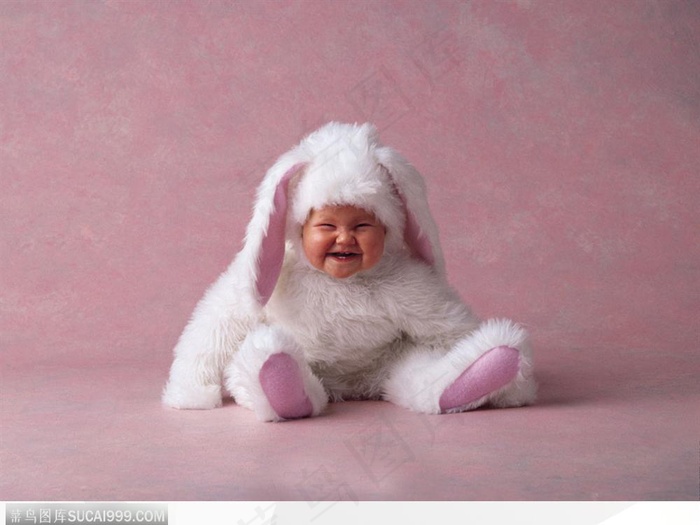 笑到皱眉的兔装婴儿