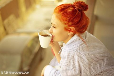 喝咖啡的时尚美女高清图片