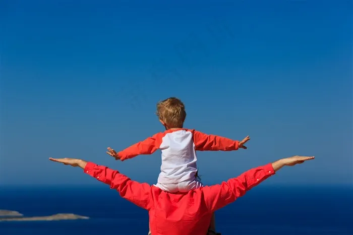 坐在爸爸肩膀上的宝宝