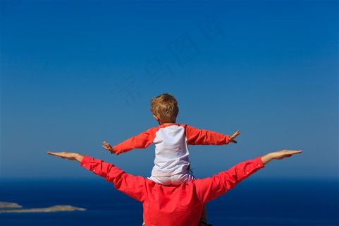 坐在爸爸肩膀上的宝宝