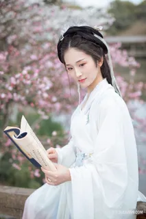 知书达理古装写真女孩图片