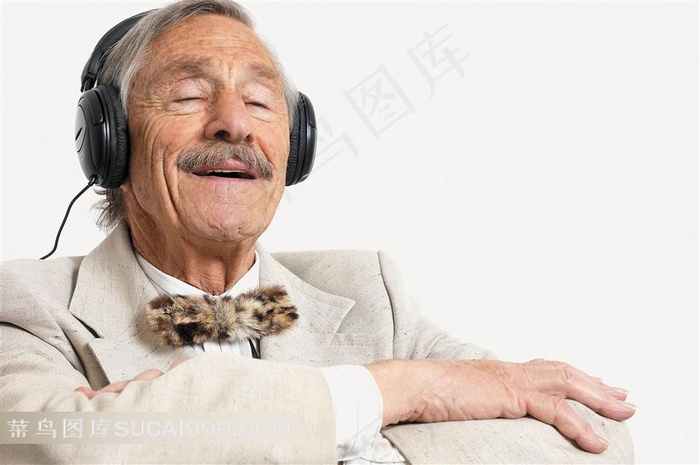 戴着耳机听音乐入神的老年人