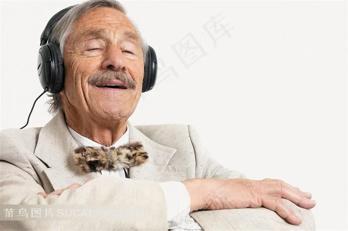 戴着耳机听音乐入神的老年人