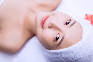 做面部护理的美女