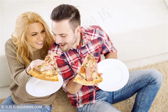 开心吃披萨的情侣高清图片