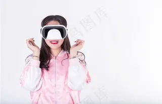 戴VR眼镜的少女写真大图