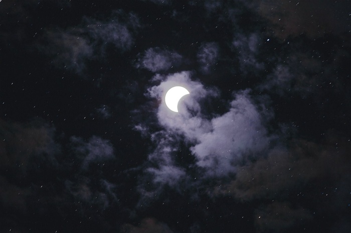 夜晚弯弯的月亮图片