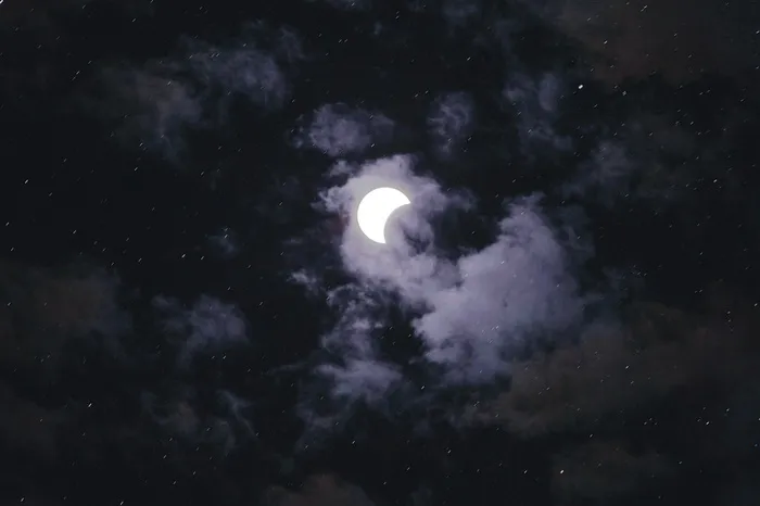 夜晚弯弯的月亮图片