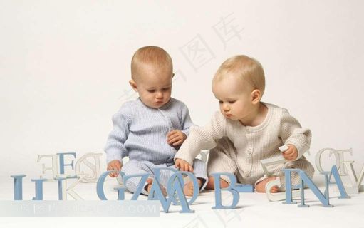 拿着字母的可爱孩子