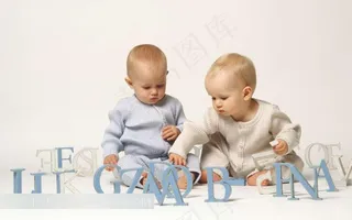 拿着字母的可爱孩子