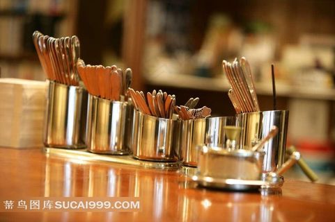 餐桌上的西式餐具特写