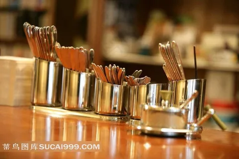 餐桌上的西式餐具特写