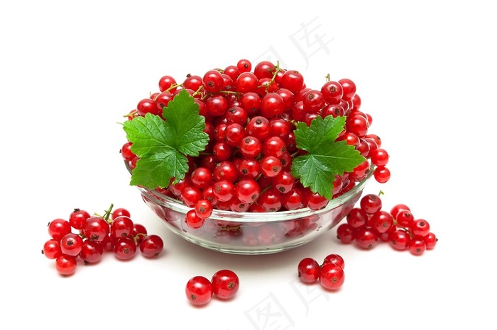 碗里的蔓越莓水果和叶子