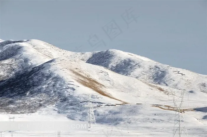 青海湖边的一处大雪山