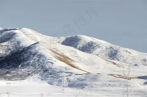 青海湖边的一处大雪山
