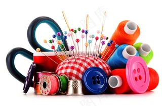 彩色的毛线团和各种缝纫工具