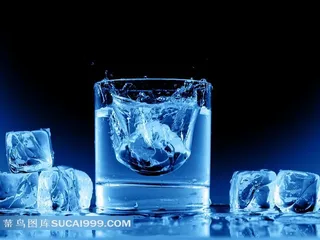 透明玻璃杯冰块图片下载