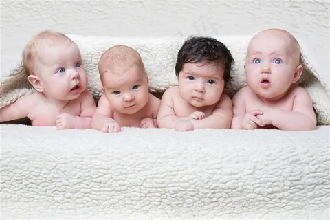 在床上的宝宝高清图片