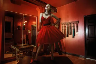 红色礼服傲娇性感图片