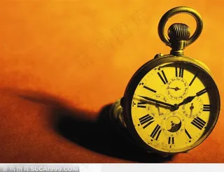 昏暗灯光下的时钟