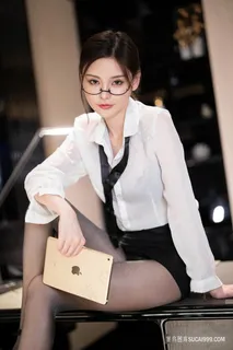 可爱戴眼睛的清纯女生艺术照高清图片 可爱戴眼睛的清纯女生艺术照高清图片