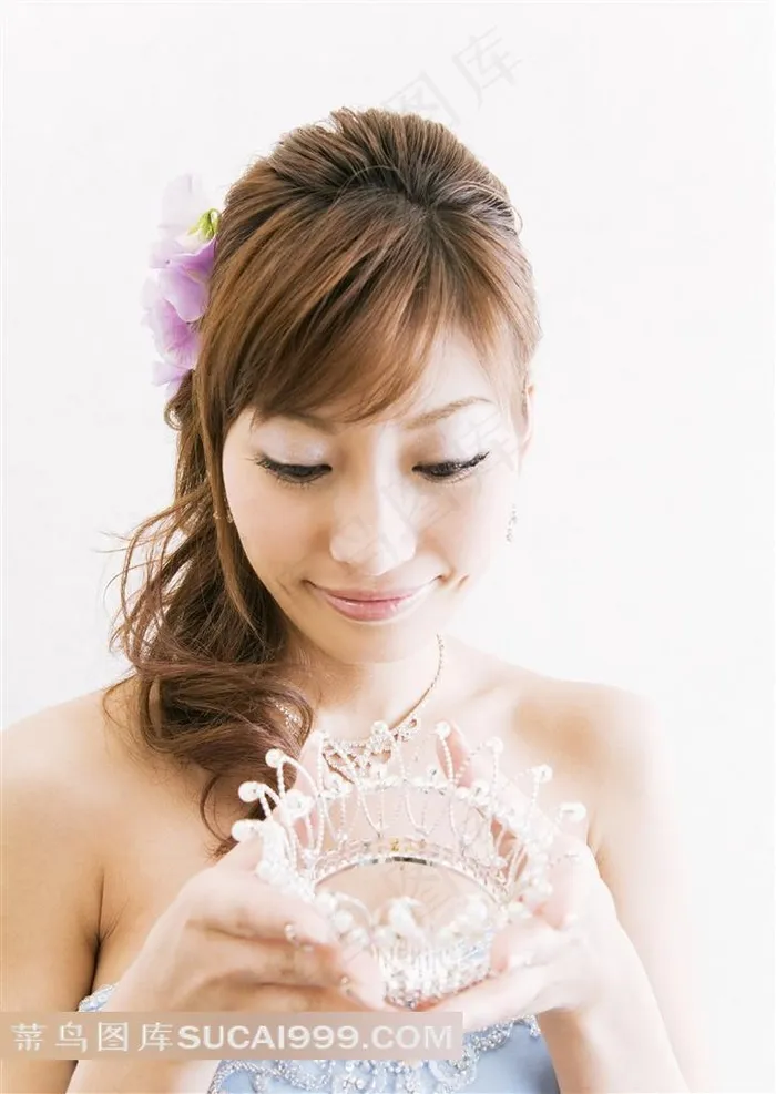 双手捧着皇冠的婚纱新娘写真