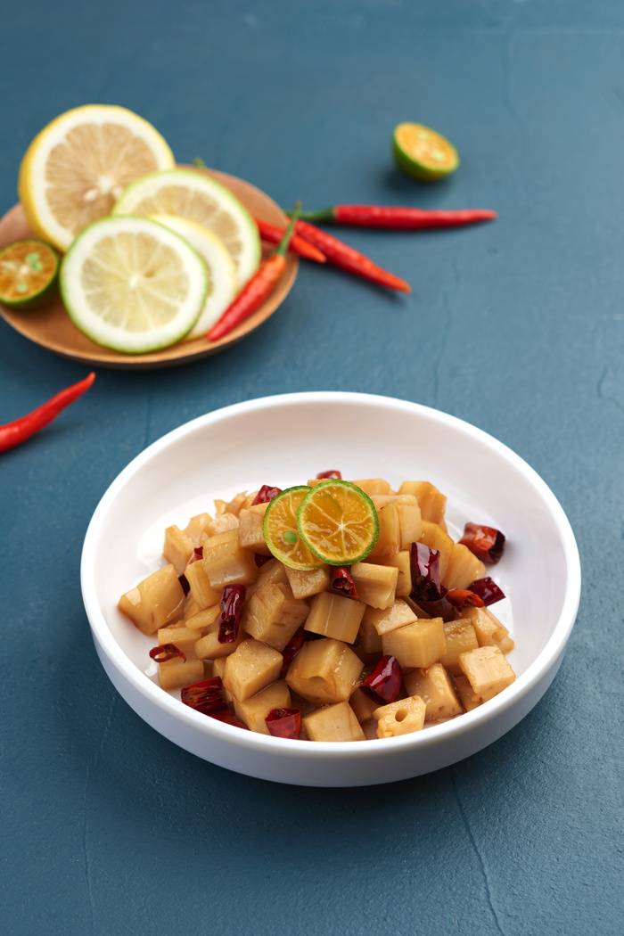 深蓝色背景白色盘子辣椒炒藕苗特写海报