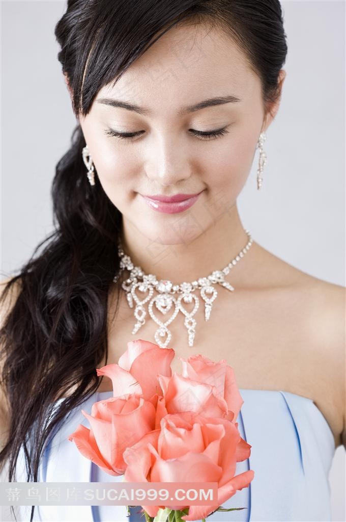 手握玫瑰的新娘婚纱摄影广告