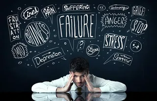 烦恼男人背后的杂乱文字