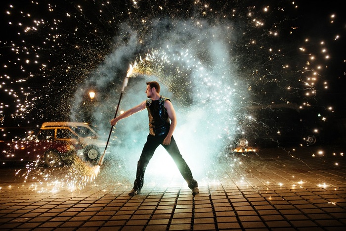 正在表演杂技的男人高清图片