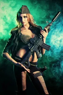 穿黑色紧身裤的金发美女 穿黑色紧身裤的金发美女