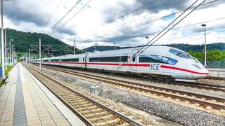 行驶中的白色列车图片