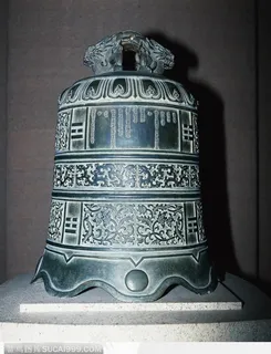 刻满翔云花纹的青铜钟图片