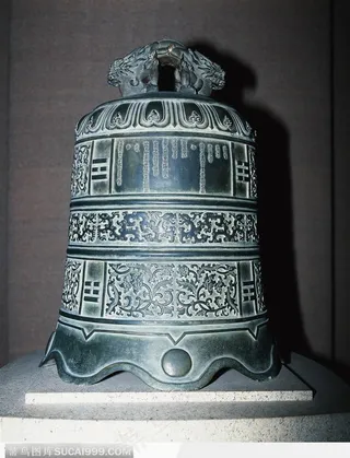 刻满翔云花纹的青铜钟图片