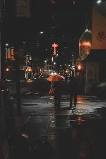 夜晚街头撑伞背影图片 夜晚街头撑伞背影图片