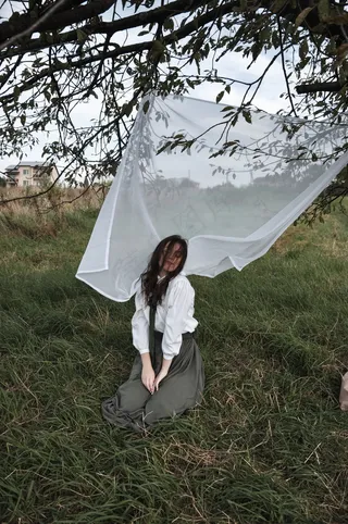 户外活动长发美女图片